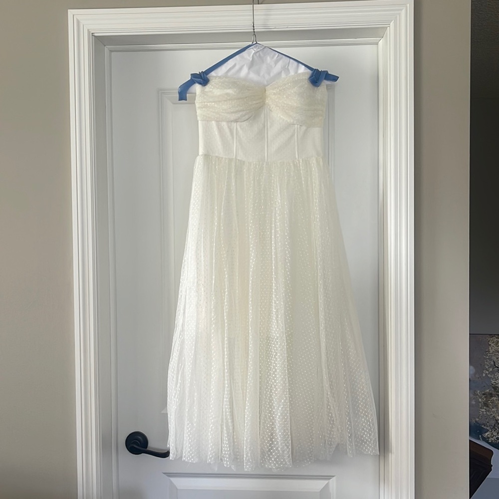White Tull strapless dress perfect for a bride